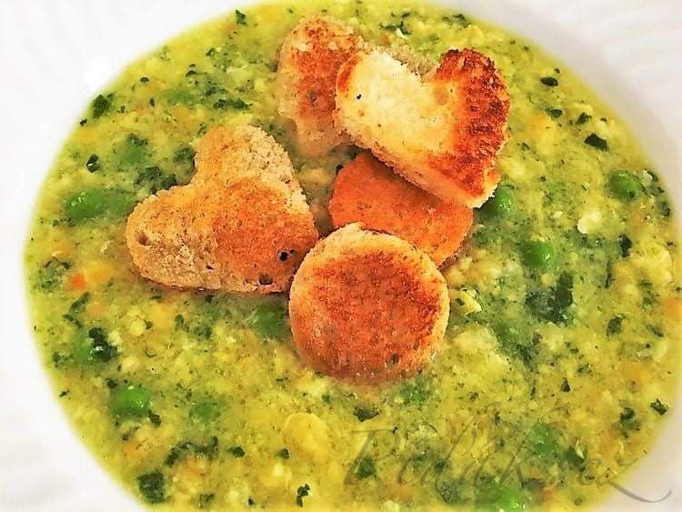 1. obrázek Polévka z vaječné jíšky, hráškem, červenou čočkou a listovým špenátem