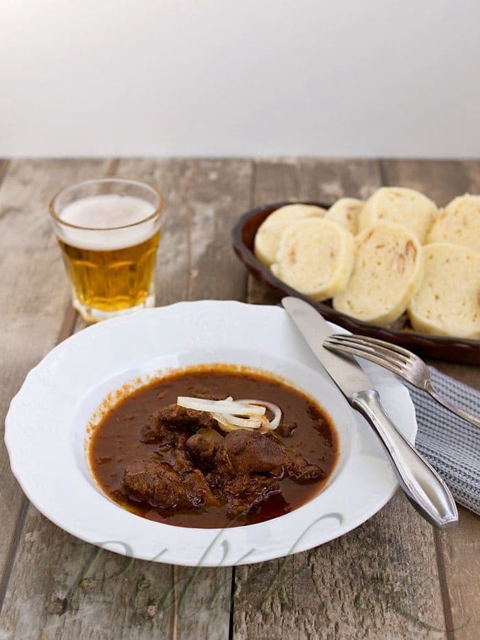 1. obrázek Hovězí guláš s houskovým knedlíkem