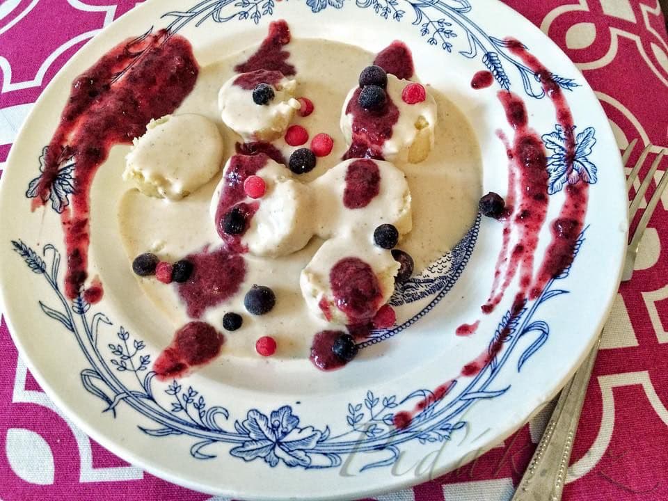 1. obrázek Polentové knedličky s kokosovo-vanilkovou polevou a lesným ovocím