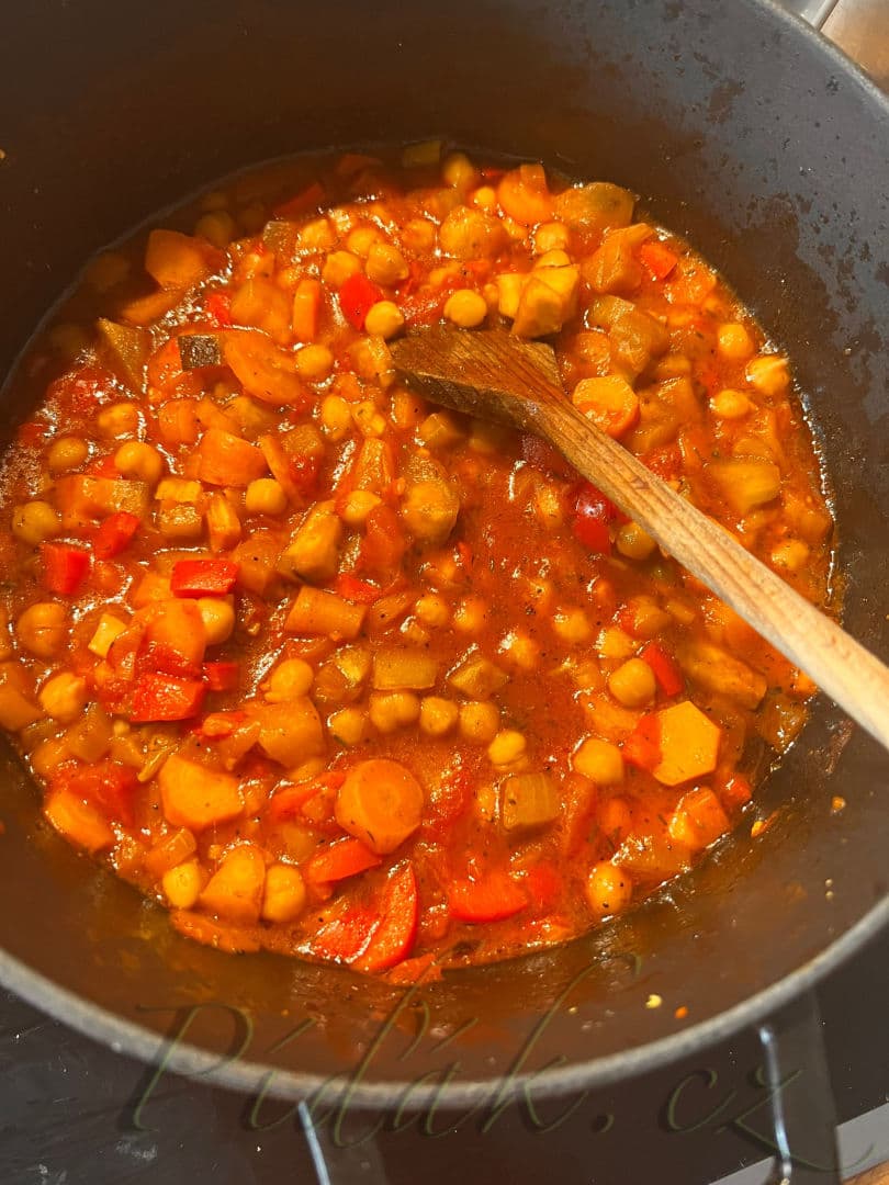 1. obrázek Cizrna s mrkví, lilkem a rajčaty