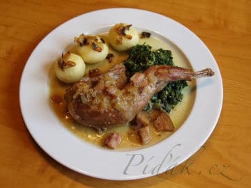 2. obrázek Králík na česneku se špenátem a bramborovými knedlíky