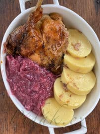 Obrázek Kachna s červeným zelím a bramborovým knedlíkem 