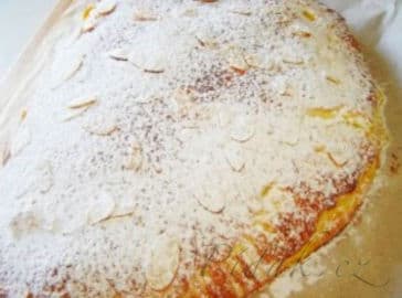 4. obrázek Sladký kysnutý tvarohový polmesiac