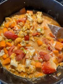 Cizrna s batáty rajčaty a kokosový mlékem 