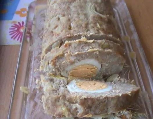 1. obrázek Sekaná plněná vejcem natvrdo pečená v srnčím hřbetě