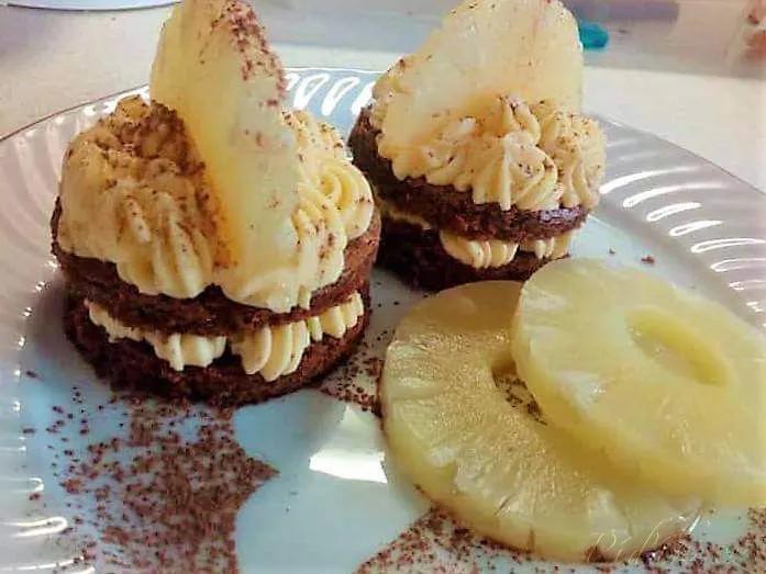 1. obrázek Brownies dortíčky s máslovým krémem a ananasem 