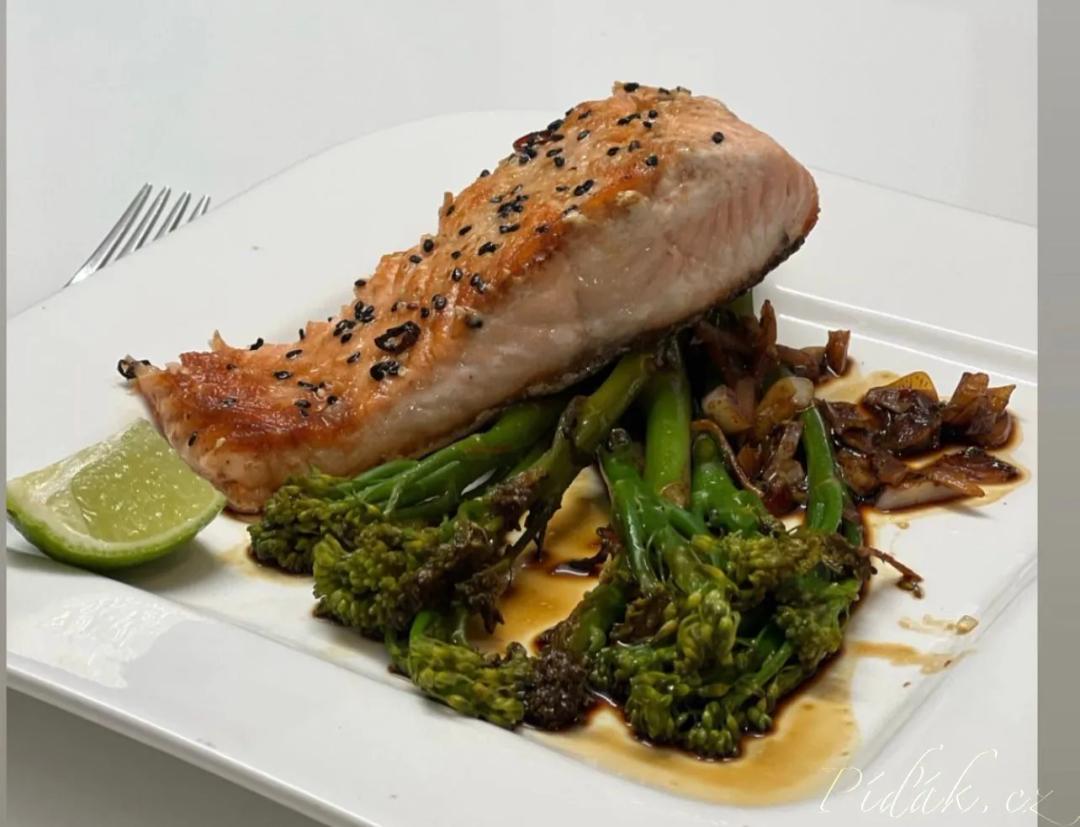 1. obrázek Sezamový losos s brokolicí 