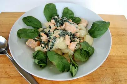 Obrázek Recept - Gnocchi s lososem, špenátem a sýrovou omáčkou