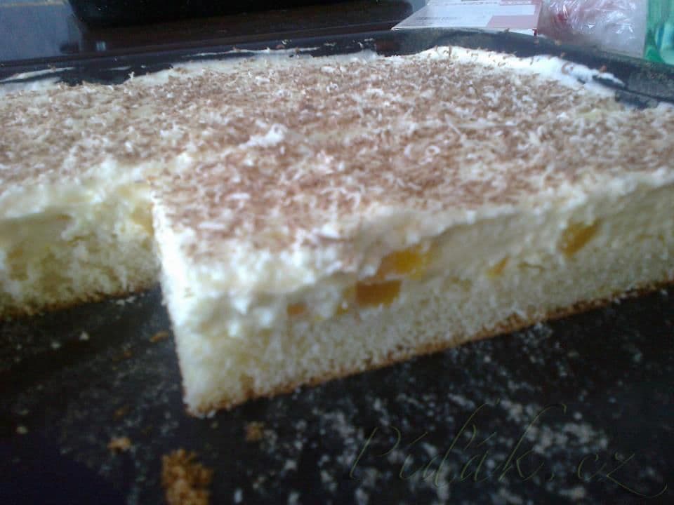 1. obrázek Pudinková buchta s broskvemi a šlehačkou 1. obrázek Pudinková buchta s broskvemi a šlehačkou