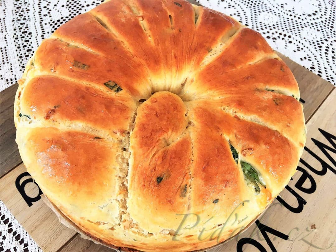 1. obrázek Brioška s kešu oříšky, špenátem a tylžským sýrem 1. obrázek Brioška s kešu oříšky, špenátem a tylžským sýrem