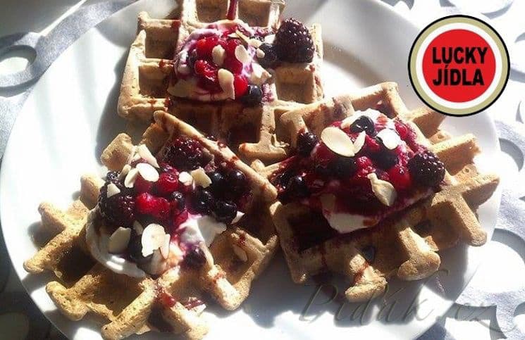 1. obrázek Vafle z ovesných vloček s tvarohem a ovocem 1. obrázek Vafle z ovesných vloček s tvarohem a ovocem