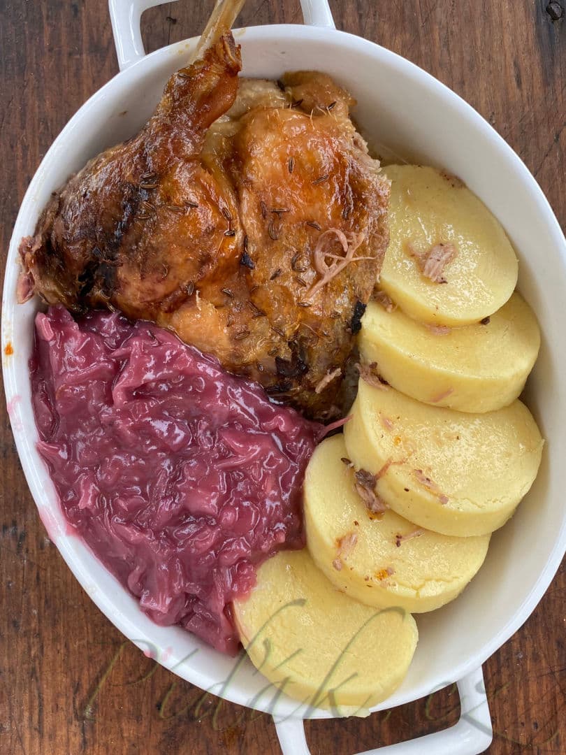 1. obrázek Kachna s červeným zelím a bramborovým knedlíkem 1. obrázek Kachna s červeným zelím a bramborovým knedlíkem