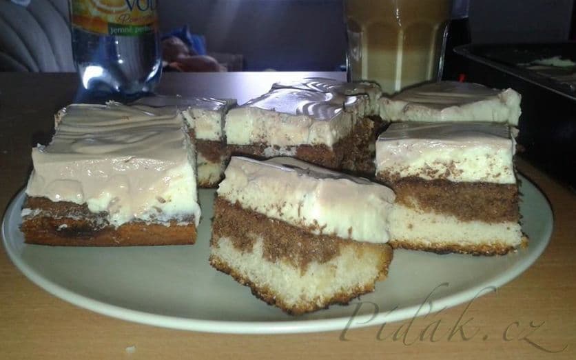 1. obrázek Pudinkové řezy s polevou ze zakysanky 1. obrázek Pudinkové řezy s polevou ze zakysanky