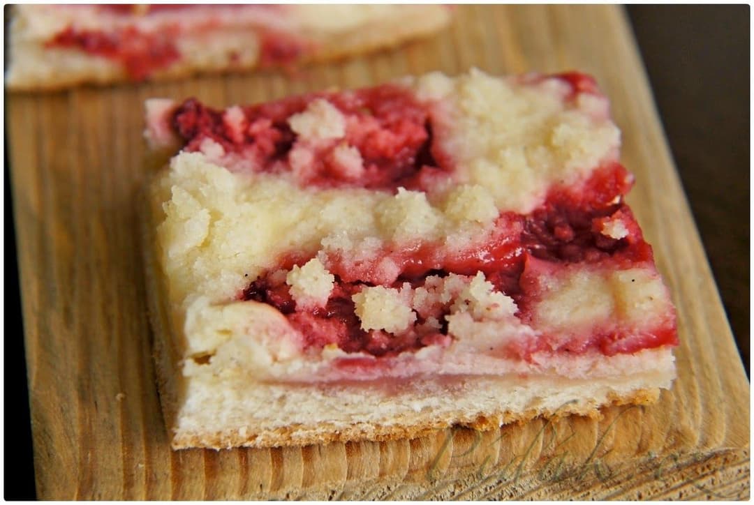 1. obrázek Kynutý koláč s jahodami a drobenkou 1. obrázek Kynutý koláč s jahodami a drobenkou