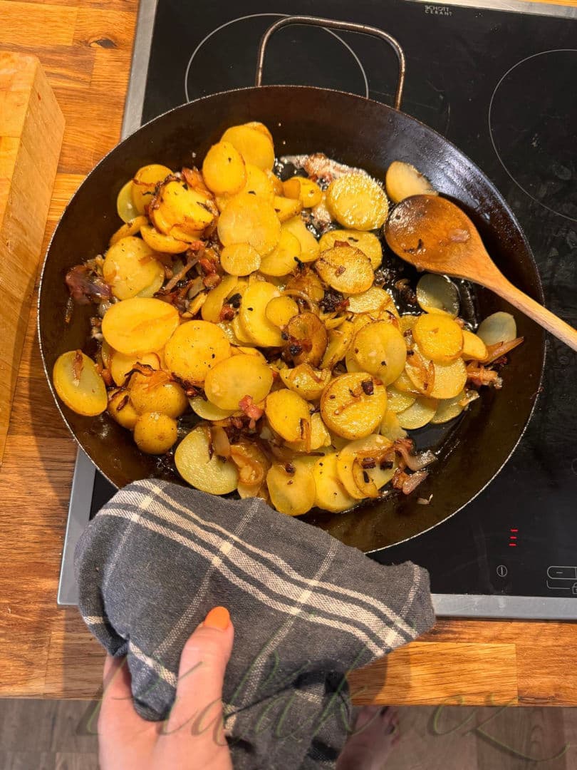 1. obrázek Lyonské brambory se slaninou 1. obrázek Lyonské brambory se slaninou