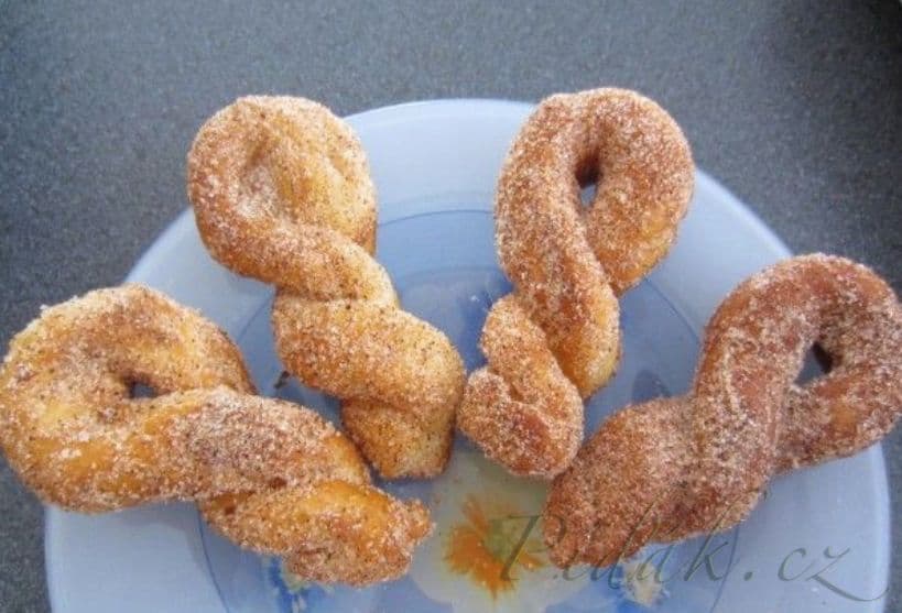 1. obrázek Skořicové uzlíčky 1. obrázek Skořicové uzlíčky