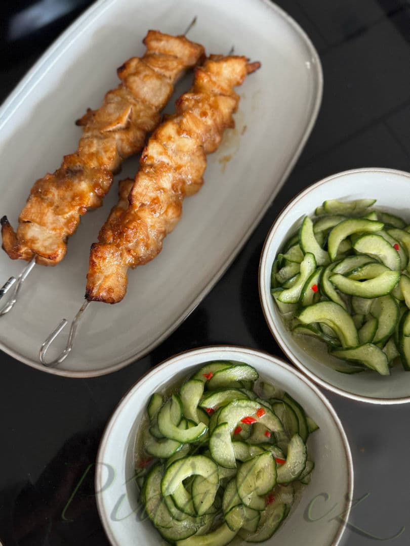 1. obrázek Kuřecí na jehle s okurkovým salátkem 1. obrázek Kuřecí na jehle s okurkovým salátkem