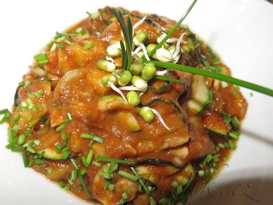 1. obrázek Cuketa se žampiony s pikantně - sladkou ananasovou omáčkou 1. obrázek Cuketa se žampiony s pikantně - sladkou ananasovou omáčkou