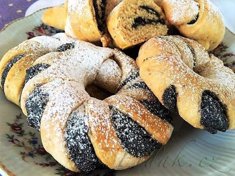 1. obrázek Makové rohlíčky a věnečky z datlového těsta 1. obrázek Makové rohlíčky a věnečky z datlového těsta
