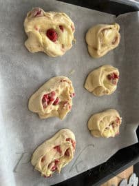 7. obrázek Kynutí šneci s pudinkem, malinami a cukrovou polevou 7. obrázek Kynutí šneci s pudinkem, malinami a cukrovou polevou