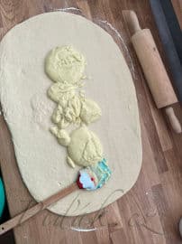 4. obrázek Kynutí šneci s pudinkem, malinami a cukrovou polevou 4. obrázek Kynutí šneci s pudinkem, malinami a cukrovou polevou