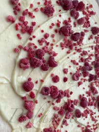 6. obrázek Kynutí šneci s pudinkem, malinami a cukrovou polevou 6. obrázek Kynutí šneci s pudinkem, malinami a cukrovou polevou