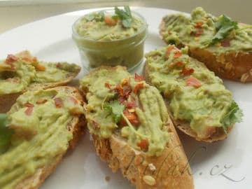 Obrázek Guacalome- avokádový dip s feferonkou nebo s česnekem, podávaný na celozrnném pečivu