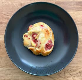 12. obrázek Kynutí šneci s pudinkem, malinami a cukrovou polevou 12. obrázek Kynutí šneci s pudinkem, malinami a cukrovou polevou