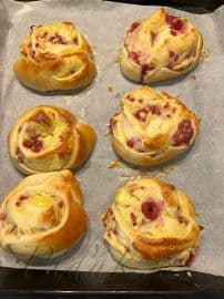 10. obrázek Kynutí šneci s pudinkem, malinami a cukrovou polevou 10. obrázek Kynutí šneci s pudinkem, malinami a cukrovou polevou