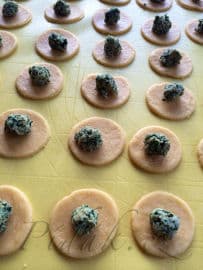 6. obrázek Kuřecí vývar s židovskými kremplach 6. obrázek Kuřecí vývar s židovskými kremplach