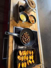 2. obrázek Teplý čočkový salát s pečeným bramborem a masovými kuličkami 2. obrázek Teplý čočkový salát s pečeným bramborem a masovými kuličkami