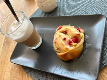 11. obrázek Kynutí šneci s pudinkem, malinami a cukrovou polevou 11. obrázek Kynutí šneci s pudinkem, malinami a cukrovou polevou