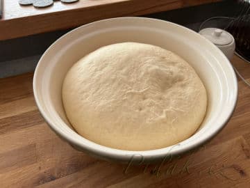 2. obrázek Kynutí šneci s pudinkem, malinami a cukrovou polevou 2. obrázek Kynutí šneci s pudinkem, malinami a cukrovou polevou