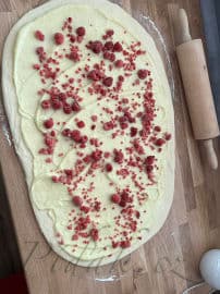 5. obrázek Kynutí šneci s pudinkem, malinami a cukrovou polevou 5. obrázek Kynutí šneci s pudinkem, malinami a cukrovou polevou